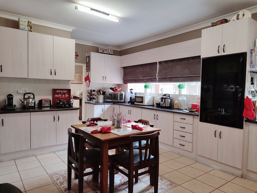 4 Bedroom Property for Sale in Wilkoppies North West